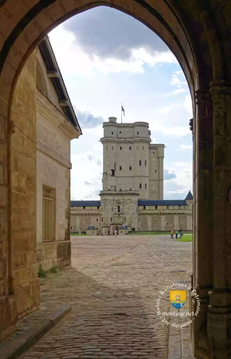 Donjon De Vincennes Vu De La Porte