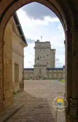 Donjon De Vincennes Vu De La Porte