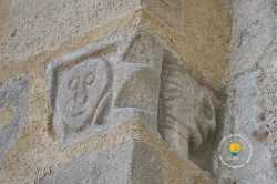 Visage Entre Deux Mains Et Monstre Basilic