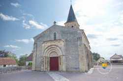 Eglise Saint Julien Porche Roman Tympan