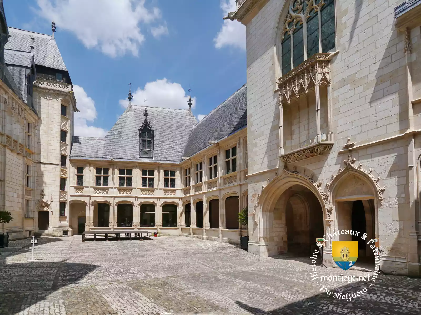 interieur palais jacques coeur cour
