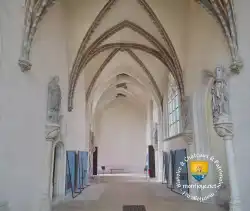 Chapelle Basse Statues Entree