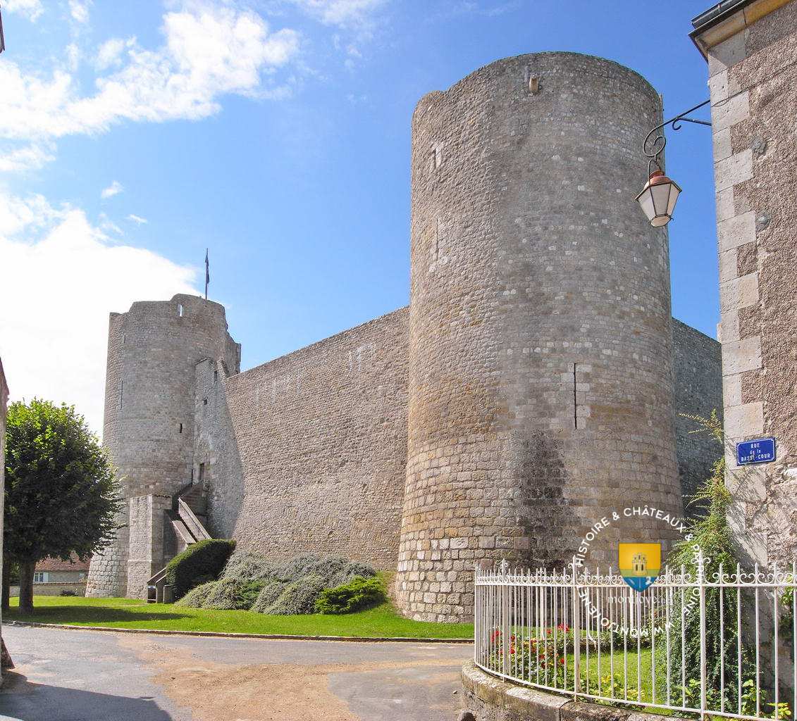 chateau de yevre le chatel basse cour   Forteresse de Yèvre le Châtel