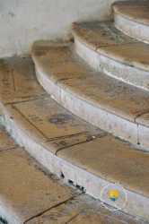 Pierre Tombale Cassee Transformee En Escalier