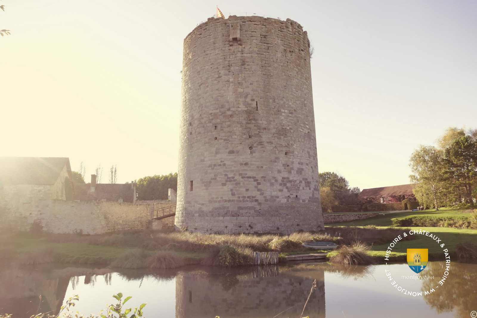 Château vu de la route vers Reims, actuelle D2 Château vu de la route vers Reims, actuelle D2