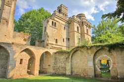 Tour Carree Donjon Chateau De Septmonts