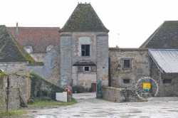 Tour Porche Ferme XIIIe XVIIe Fortifiee