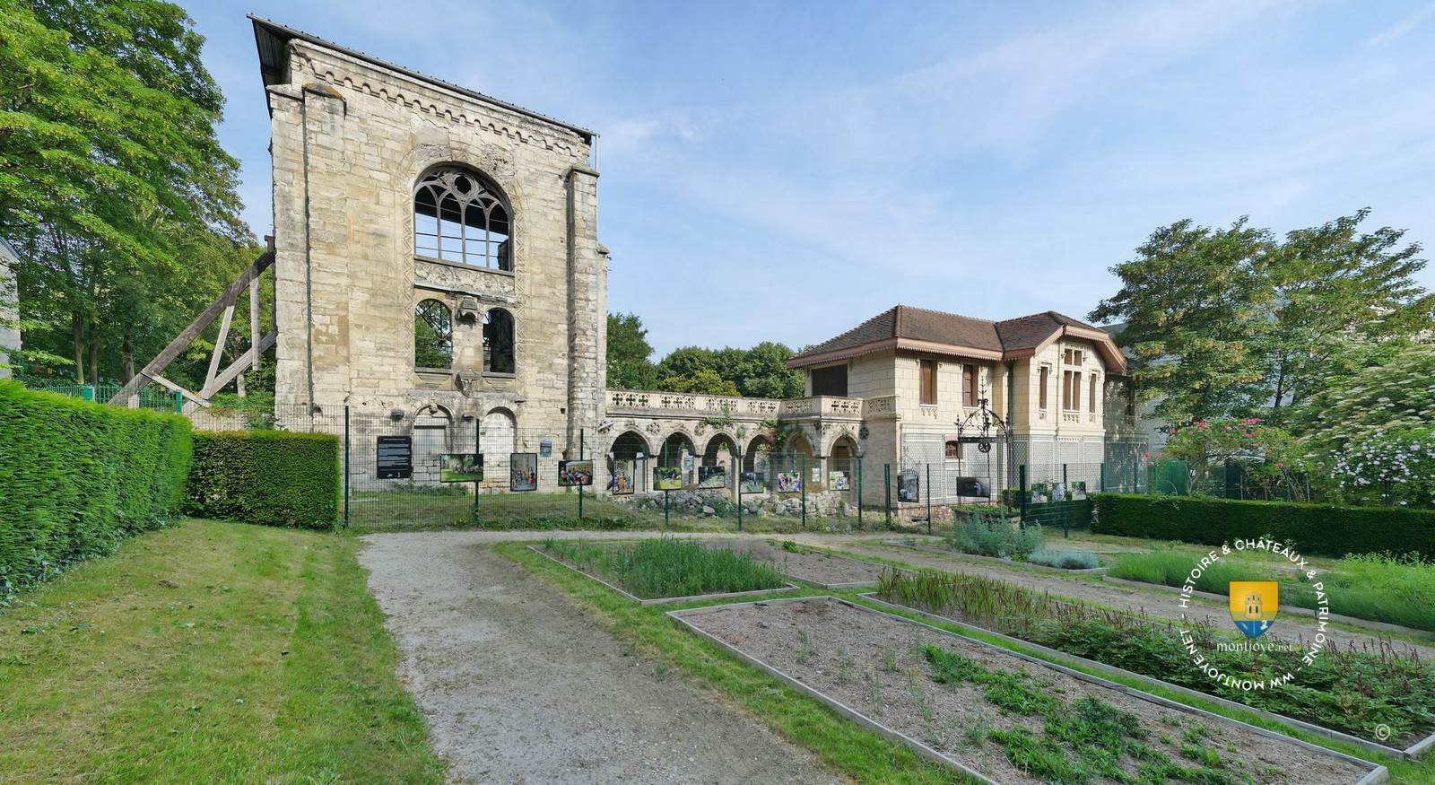 Notre-Dame-des-Miracles sur la gauche, au centre les restes du cloître, et sur la droite la villa Bourières