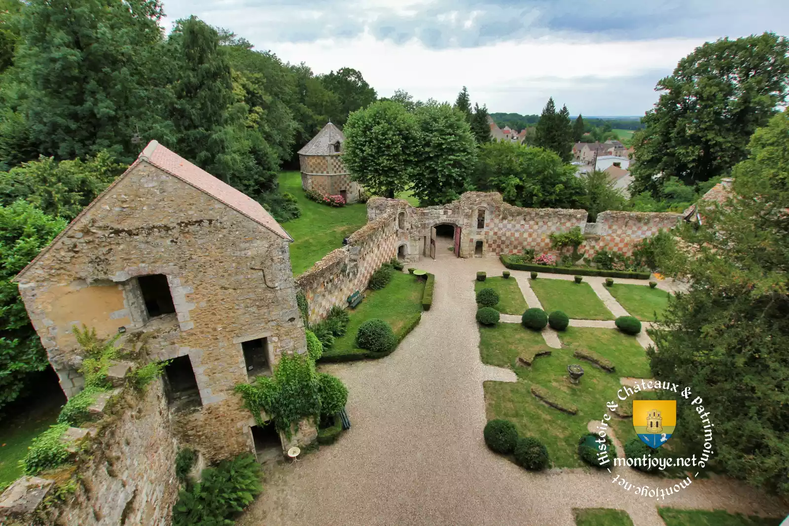 chateau arthies haute cour