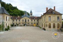 Cour Entree Chateau Roche Guyon