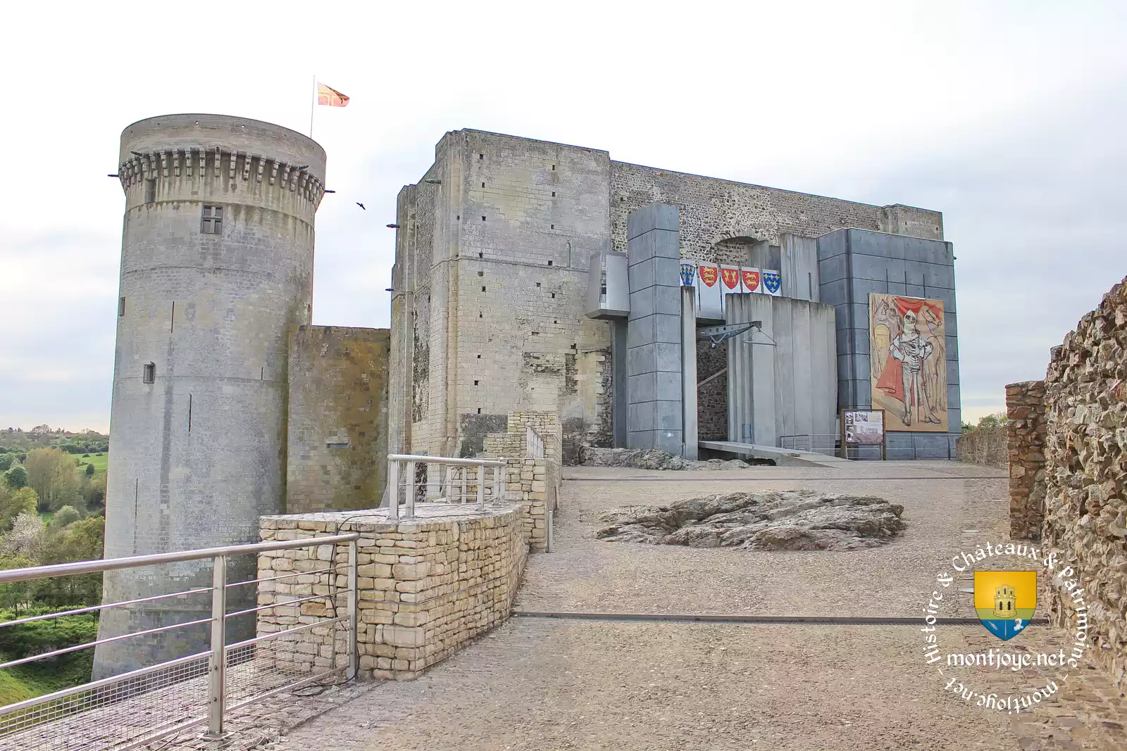 Donjon de Falaise, entrée en Béton