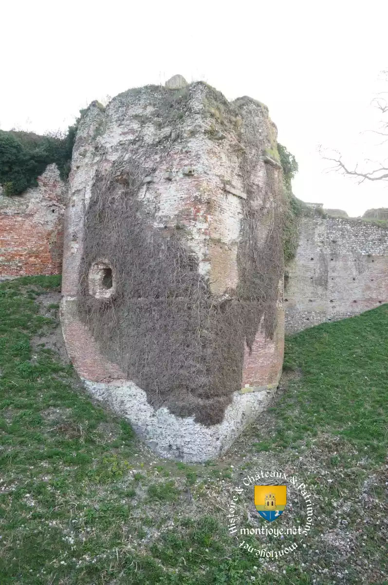 tour en amande defense