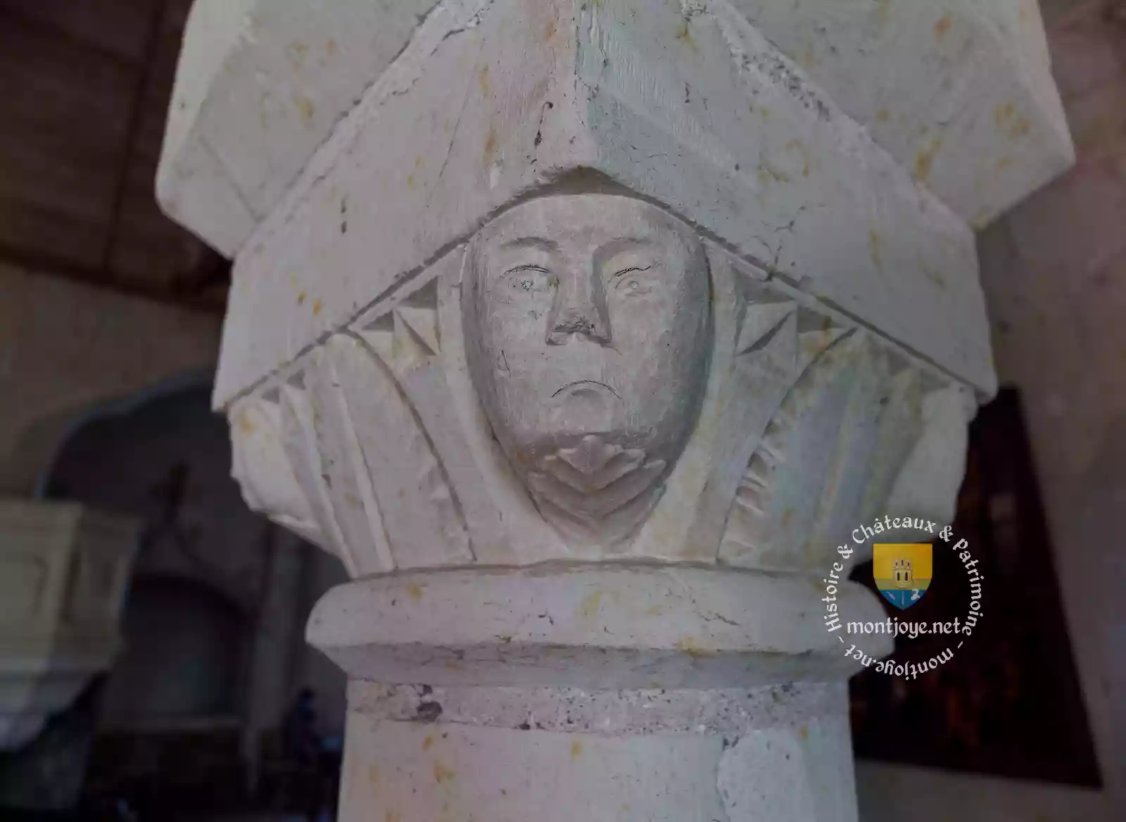 chapiteau roman visage