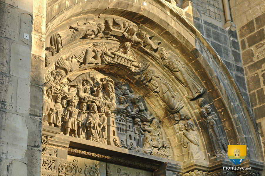 Portail de l'entrée de la Basilique de Saint-Denis