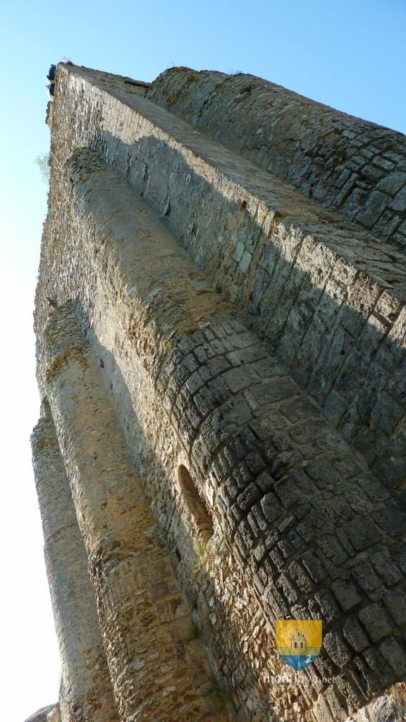 Contreforts du Donjon de Montbzaon
