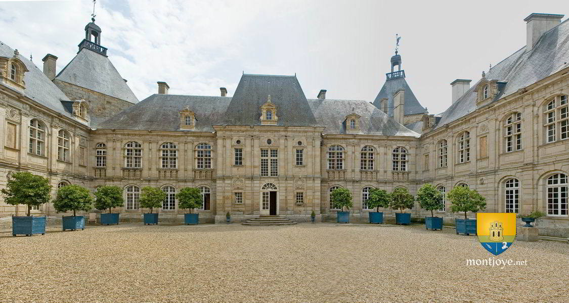 Cour intérieure du Château de Sully