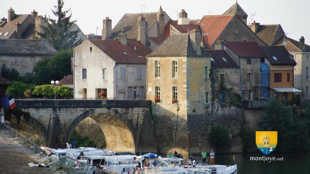 Verdun sur le Doubs, sur la droite une des tours carrés de l'entrée Verdun sur le Doubs