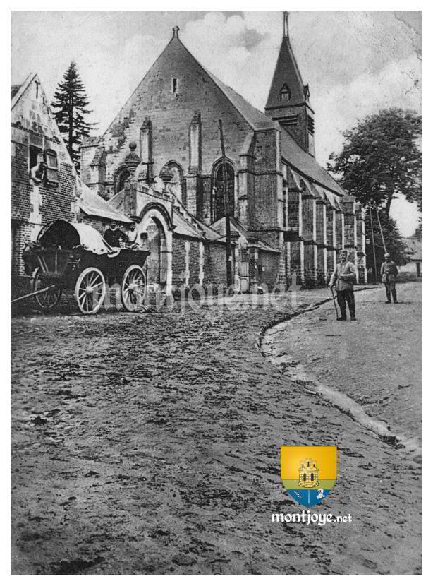 Soldats Allemands devant l'église de Beaulieu les Fontaines