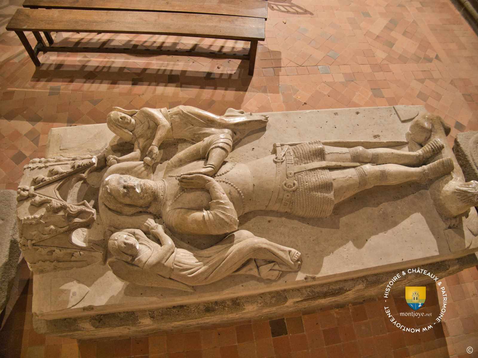 gisant famille chevalier ledin charetiere eglise romane Domfront gisant famille chevalier ledin charetiere eglise romane Domfront