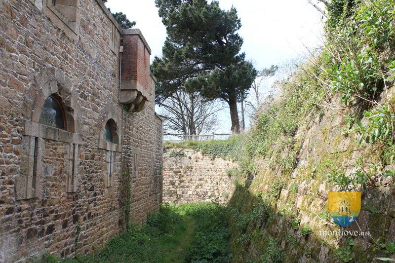 fossé , contre escarpe