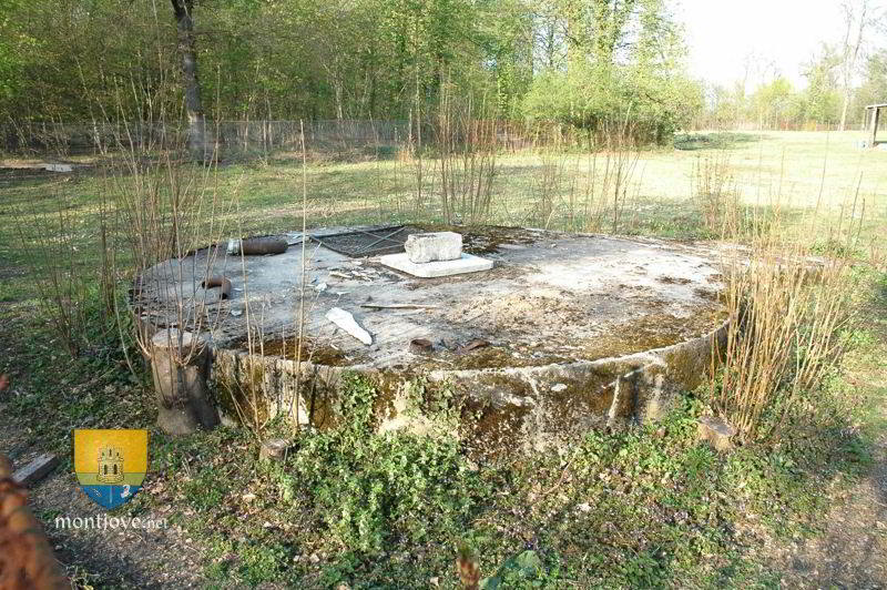 fondation en béton d'une batterie anti-aérienne allemande