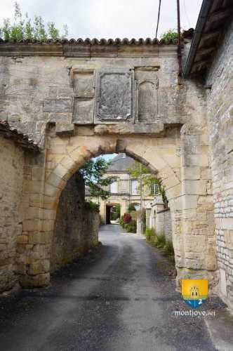 porte de l&#039;Abbaye de Saint-Urbain du XVe, modifiée au XVIIe