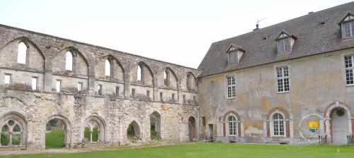 Ruine de l&#039;église abbatiale de l&#039;abbaye de Mortemer et son logis du XVIIe