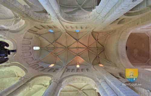 voûte de la nef de l&#039;abbatiale de Saint-Jouin de Marnes