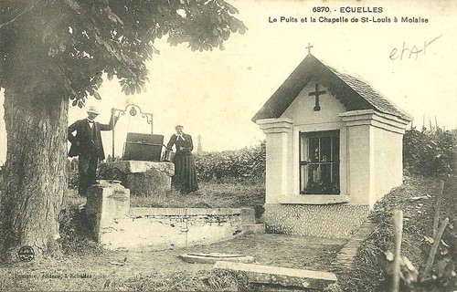 Oratoire et puits situés sur l&#039;ancienne Abbaye de Molaise, au début XXe.