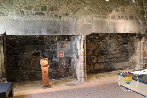 Château de la Roche Jagu, cheminée à double foyer