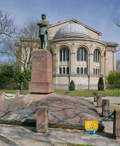 Général Mangin derrière l&#039;église Saint-François-Xavier, cette statue remplace celle détruit le 26 juin 1940 par ordre direct d&#039;Hitler.