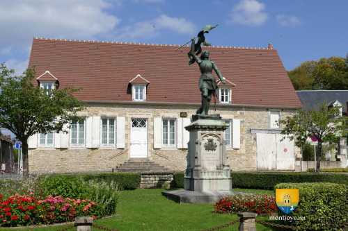 Statue Jeanne d&#039;Arc, Place Jeanne d&#039;Arc, Saint-Pierre le Moutier