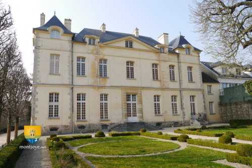 Le « Petit Château » ,en opposition au « Grand Château » de Sceaux, fut édifié en 1661.