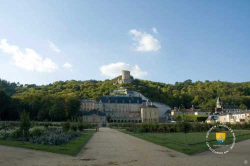 Jardin et colline de la Roche-Guyon, son donjon et château