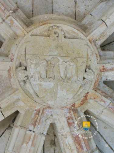 Clef de voute avec trois aiglettes et une crosse d&#039;évêque. On remarque aussi deux visages, un homme, une femme, peut-être les seigneurs de Septmonts.