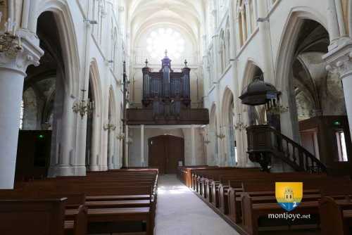 premier orgue de tribune de l&#039;église Saint-Étienne fut confectionné en 1629 par Nicolas Pescheur. Il fut transformé par les facteurs d&#039;orgue Jean Somer en 1770, et L&#039;Épine en 1773. Pour la la soufflerie cunéiforme installée par l&#039;un des deux facteur