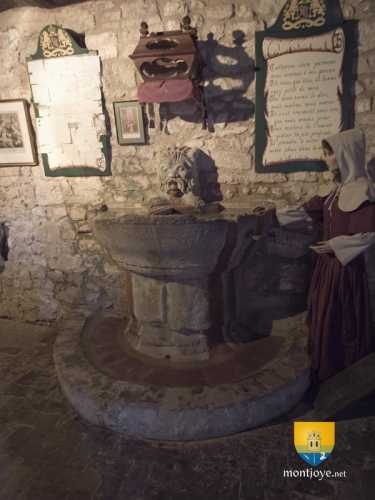 Fontaine Sainte Catherien, la légende voudrait qu&#039;une femme qui boit cette eau se marie dans l&#039;année, oui même un 31 décembre :p et Reliquaire ( au dessus ) de &#039;Abbaye de Mortemer