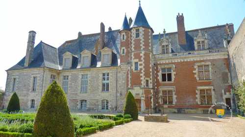 Cour intérieure et les logis du château de Luynes, celui de droit en brique rouge est le plus ancien ( XVe ).