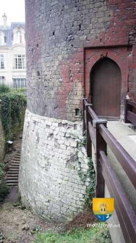 Tour Jeanne d&#039;Arc à Rouen, on remarque le fossé sec et la base du donjon taluté typique des donjons Philippiens. Le donjon du Louvre devait être similaire.
