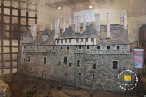 Maquette, face au Trieux, défense déjà plus aboutis, Château de la Roche Jagu