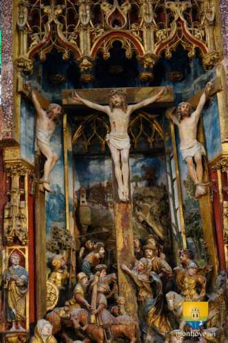 Jésus sur la croix, retable en pierre avec d&#039;impressionnants détails