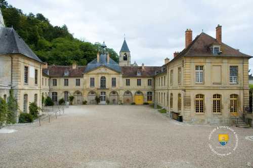 Chateau de La Roche-Guyon: cour intérieure