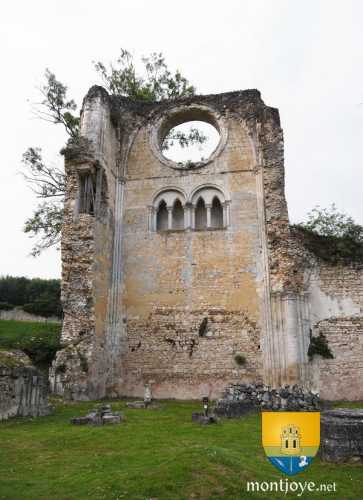 Ruine de l&#039;église abbatiale de l&#039;abbaye de Mortemer, à droite le Puits