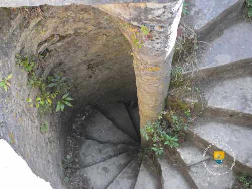 Escalier menant au système de défense et salle souterraine