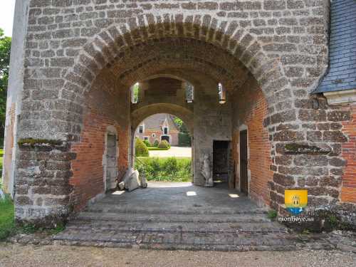 intérieur du châtelet d&#039;entrée, en pierre de grison pour la partie la plus ancienne, brique pour les parties les plus récentes et pierre pour le XVe