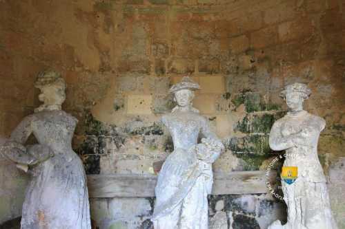Anciennes statues du jardin