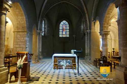 Autel et choeur de l&#039;église de Champigny