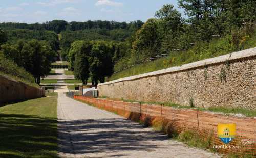 C&#039;est par ce chemin que Louis XIV arrivait avec sa cours au château de Marly ( en cours de restauration 2014 )